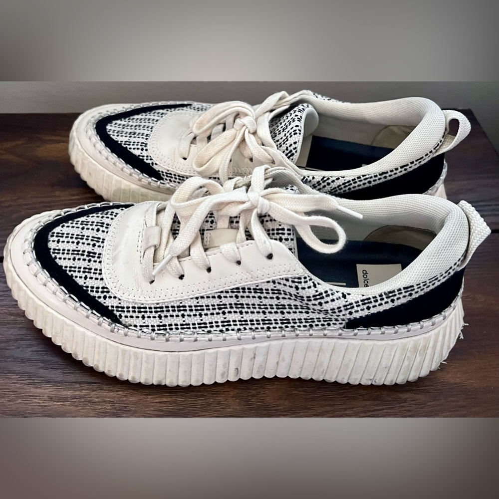 Casual sneakers